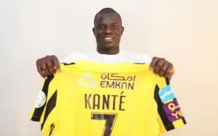 بنزيما لـ "أنغولو كانتي": أهلاً أفضل لاعب وسط بالعالم.. أراك في جدة