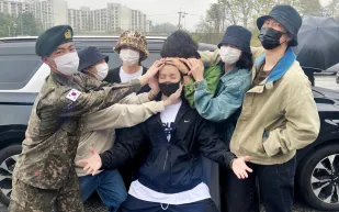 احتفالات كبيرة في كوريا الجنوبية بالذكرى العاشرة لظهور فرقة "BTS"