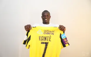 "كانتي" يحمل عكاز "إسماعيل بن ناصر" في أثناء أدائهما فريضة الحج (فيديو)