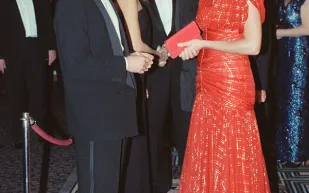 عرض فستان شهير  للأميرة ديانا للبيع في المزاد