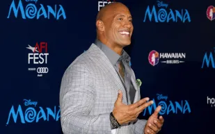 "دوين جونسون" يتبرع بمبلغ "من 7 أرقام" لدعم كتاب السينما الأمريكيين