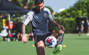 مفاجأة "على الواتساب" من "ميسي" لأحد لاعبي إنتر ميامي