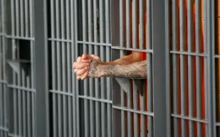  بعد الحصول على البراءة.. سجن يطالب مواطنًا بتعويضات عن فترة حبسه