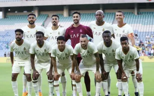 "رونالدو" يوقع لطفل على حذاء خلال مباراة بنفيكا الودية (فيديو)