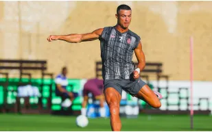 كريستيانو رونالدو يتحدث العربية ويستعد للموسم المقبل بـ"تحية الإسلام" (فيديو)