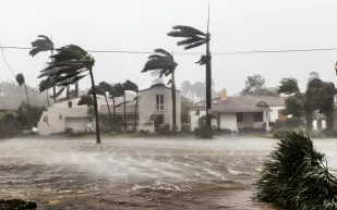 إعصار مرعب يضرب مدينة ميلانو الإيطالية (فيديو)