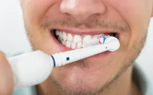 دراسة: عدم تنظيف الأسنان ليلاً يعرضك لمشاكل صحية خطيرة