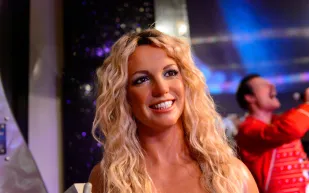 فيديو يُظهر حارس اللاعب "فيكتور ويمبانياما" أثناء صفع "بريتني سبيرز"