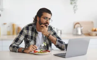 لماذا يشتعل نهمك للطعام عندما تتوتر وكيف تتجنَّب ذلك؟