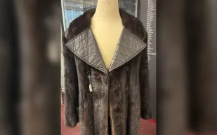 عرض معطف الموسيقي إلفيس بريسلي للبيع في مزاد