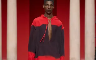 "الأحمر يأبى المنافسة".. هل مكانته ما زالت محفوظة على قائمة الموضة؟ 