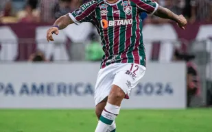 مارسيلو يتسبب في إصابة مروعة لأحد اللاعبين ويغادر الملعب باكيًا (فيديو)