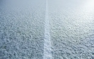 حبات البرد الكبيرة تغطي ملعبًا في عسير (فيديو)