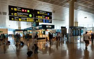 لصوص يسرقون "حقيبة علي بابا" من مطار برشلونة الإسباني