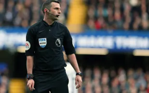 الدوري الإنجليزي يلزم الأندية بتقديم أطعمة محددة للحكام