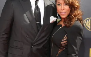 "ستيف هارفي" ينفي شائعات تعرضه للخيانة من زوجته