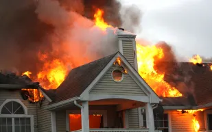 انفجار غامض يدمر 3 مبان في ولاية أمريكية (فيديو)