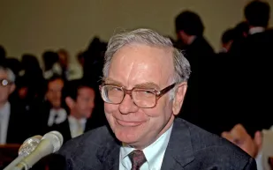 أطلق العنان للثروة: خمسة دروس استثمارية من مسيرة وارن بافيت المهنية