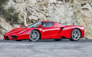 بيع فيراري إنزو موديل 2003 مقابل أكثر من 4 ملايين دولار