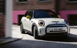 ميني كوبر الكهربائية.. مظهر البساطة الكاريزمية مع الحداثة التكنولوجية (فيديو)