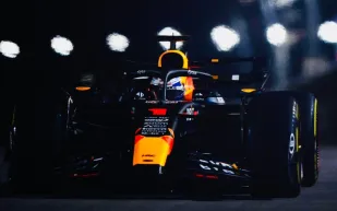 فيرستابن يتصدر التجارب الحرة الثلاثة في فورمولا 1