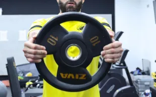 "كريم بنزيما" ينشر صورة جديدة.. ويعلق: "الحكومة" 