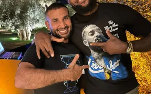 ليبرون جيمس يظهر في الرياض.. ويلتقي مع الفنان أحمد سعد (فيديو)