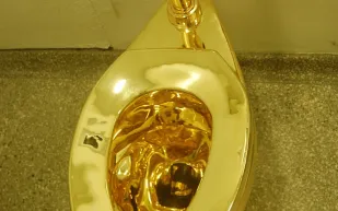 بعد 4 أعوام.. كشف لغز سرقة مرحاض ذهبي بقيمة 6 ملايين دولار