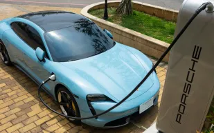 انخفاض متوسط أسعار السيارات الكهربائية الجديدة مقارنة بالعام الماضي