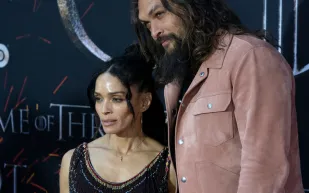 يلقبها بملكتي ويقلد قصات شعرها.. قصة حب جايسون موموا وزوجته الأسطورية (فيديو)