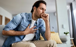 السعال المزمن.. هل يتسبَّب في كسر الضلوع؟