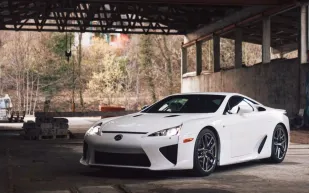 سيارة نادرة من نوع Lexus LFA للبيع في مزاد