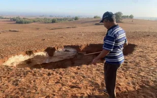 رعب في قرية مغربية بعد ظهور حفرة عميقة (فيديو)