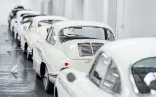 56 سيارة بورشه بيضاء نادرة للبيع في مزاد علني