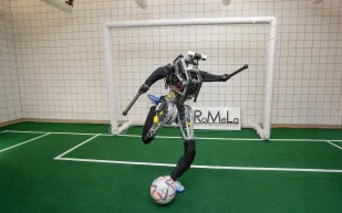 "2.1 متر في الثانية".. الروبوت البشري الأسرع في العالم ينطلق من دبي