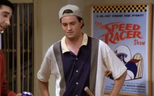 تخليدًا لـ "ماثيو بيري".. أعد ارتداء إطلالات "تشاندلر بينج" المناسبة لـ 2024