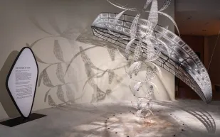 "Hermès" تحتفي بدقة ساعاتها في معرض "Crafting Time" بدبي مول