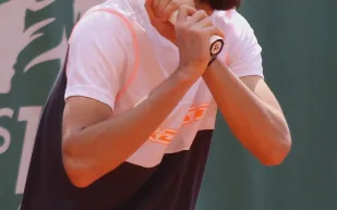 "مدفيديف" يتجاوز "تسيتسيباس" ويبلغ نهائي "فيينا للتنس"