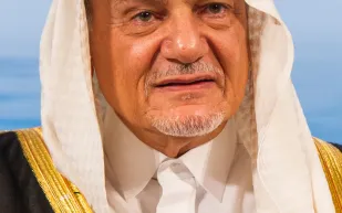 الأمير تركي الفيصل يصل مكتبه في سيارة والده الراحل الملك فيصل (فيديو)