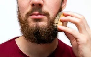 أسباب وطرق التخلص من قشرة اللحية المزعجة