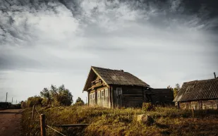 رجل يعيش منعزلاً لأكثر من نصف قرن "خوفًا من النساء" (فيديو)