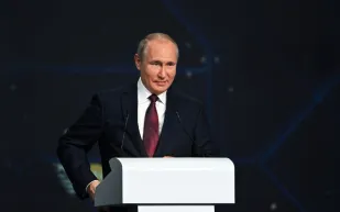 مرض قاتل .. علماء يفسرون سر مشية فلاديمير بوتين الغريبة