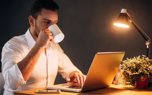 "المتعة القاتلة".. هل حسَّنت التكنولوجيا حياة الرجل أم صعّدت قلقه واكتئابه؟