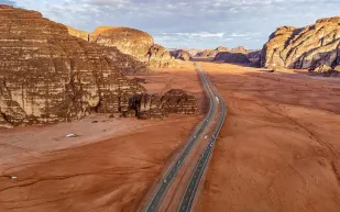 صحراء "حسمى" تزين "تبوك" بجبالها الساحرة وكثبانها الحمراء