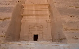 في "دادان" الأثرية.. زوّار "العُلا" يتعرفون على طرق التنقيب عن الآثار