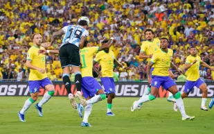 أعمال شعب وضرب بمباراة البرازيل والأرجنتين.. و"ميسي" غاضب (فيديو)