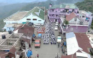 بها 199 فردًا.. أكبر عائلة في العالم تعيش في منزل واحد!