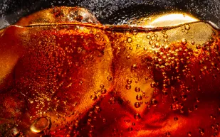 "الدواء والغذاء" الأمريكية تحظر مكون صودا ضار