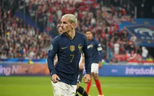 هل يكون الفرنسي "غريزمان" بديل "نيمار المصاب" في الهلال؟