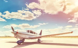 حادث غريب بين طائرة وسيارة في تكساس (فيديو)